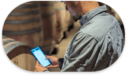 Vigneron en train de consulter des données sur son téléphone